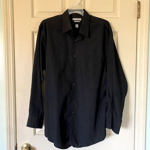 Van Heusen Men’s 16.5 32/33 black button down long sleeve shirt. Great condition